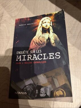 Enquête sur les Miracles - French Paperback with Statue Cover (Navy, Cream)